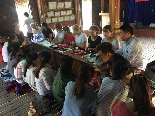 Một buổi dạy tiếng Anh cho người dân 2 thôn Tà Lang, Giàn Bí của nhóm cộng đồng hỗ trợ dự án. (Nguồn: Facebook Du lịch cộng đồng Cơ tu Hòa Bắc)