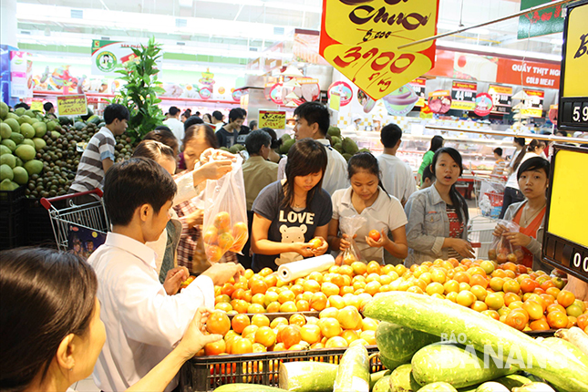 Shoppers at the BigC Mall  (Photo: Xuan Duyen)