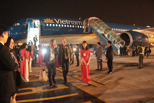 The first foreign visitors of 2018 arrive at Nội Bài International Airport on January 1.- Photo dantri.com.vn Read more at http://vietnamnews.vn/economy/420586/vn-to-expand-world-flight-routes.html#PBidIseE454ZK8Zw.99
