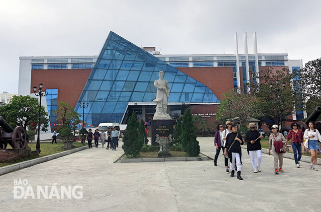 Bảo tàng Đà Nẵng xây dựng trên khu vực bảo vệ I của di tích thành Điện Hải, phá vỡ cảnh quan của di tích.