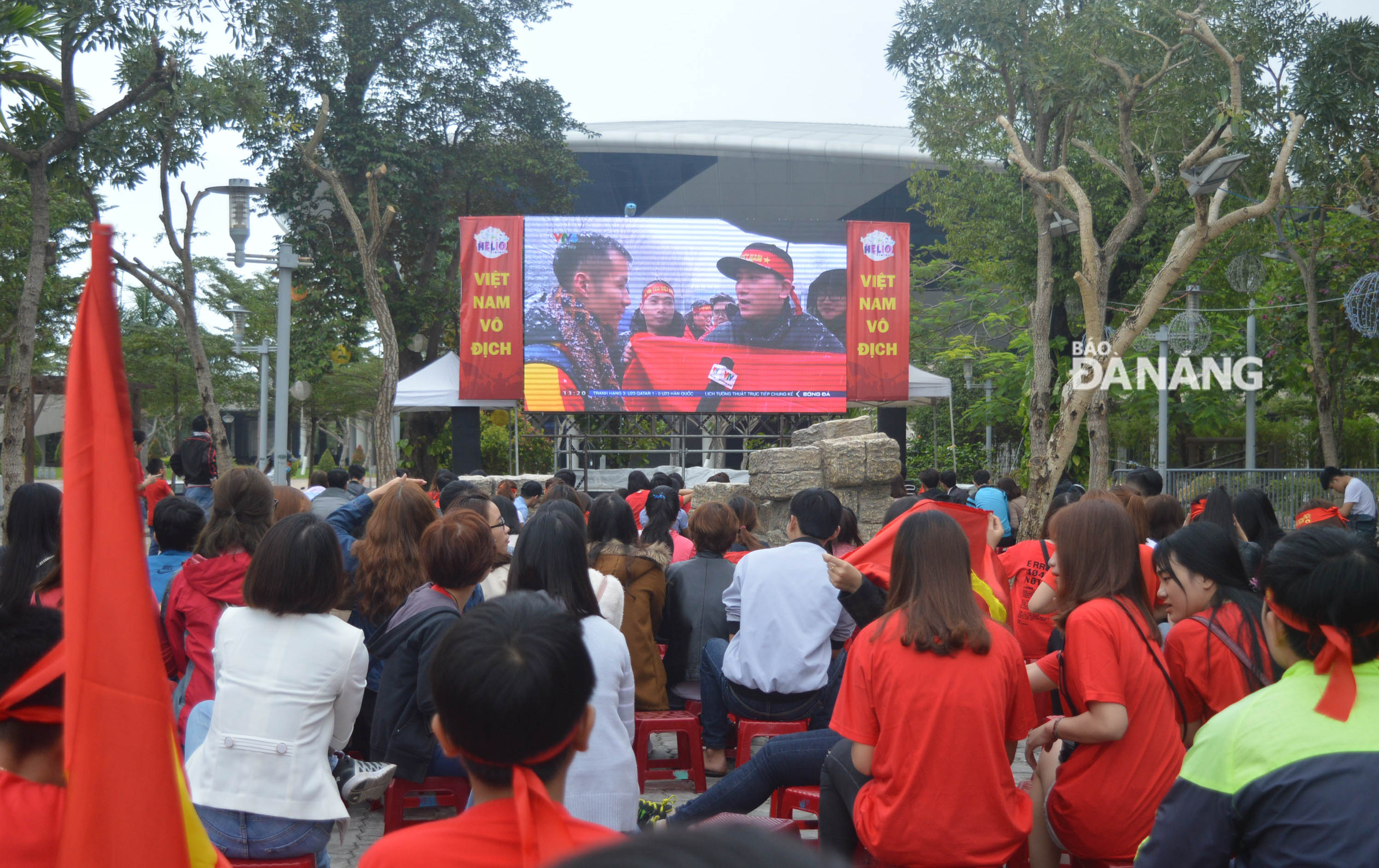  Hundreds watching the AFC U23 final on a big LED screen placed at the Helio Center entertainment complex