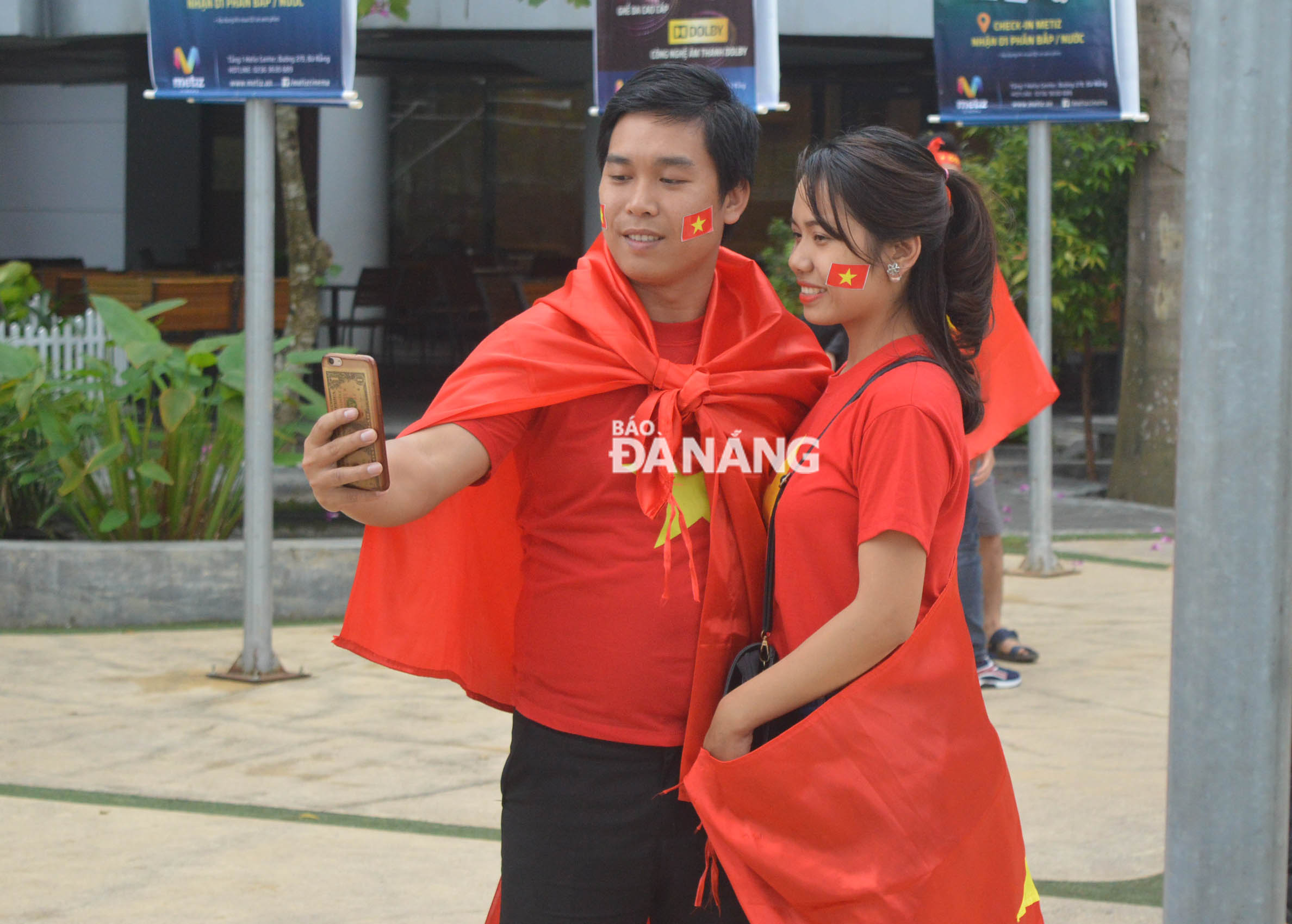  Fans sporting red T-shirts, the colour of Viet Nam's national flag, in support for the Vietnamese squad