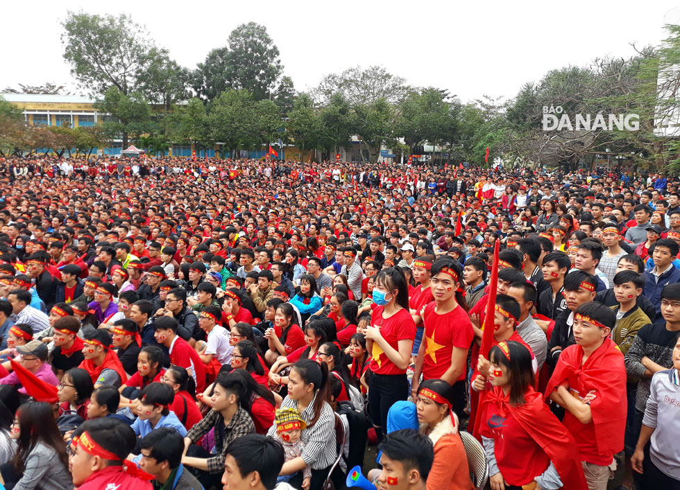 A huge crowd of football lovers at the city’s University of Technology and Science