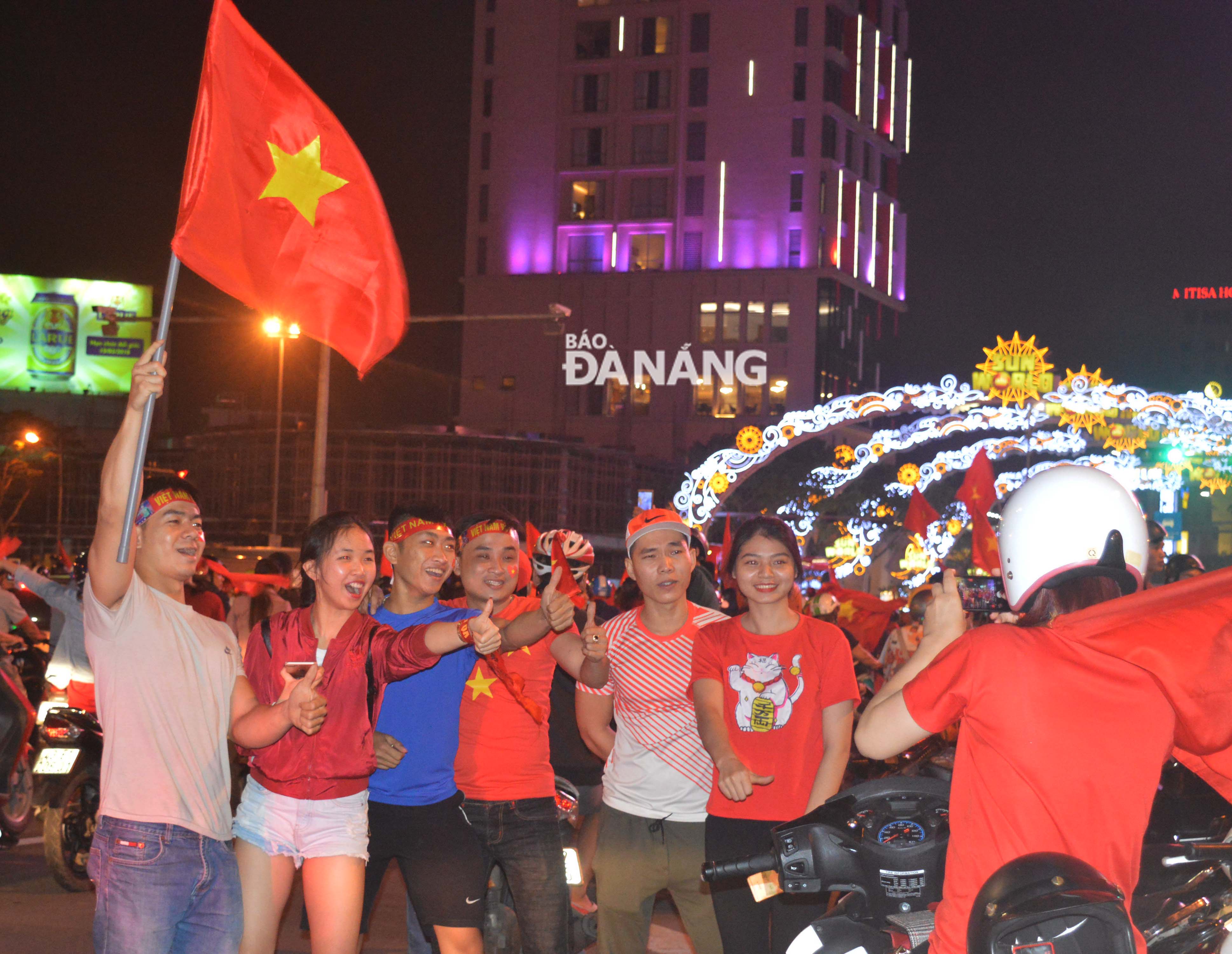 Mặc dù đội tuyển U23 Việt Nam thua cuộc, người hâm mộ vẫn tổ chức ăn mừng thành tích của đội tuyển một cách hào hứng.