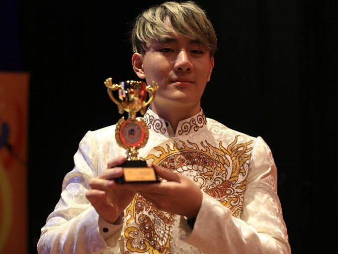 Vietnamese singer Nguyễn Thế Việt was awarded the golden trophy at the Asia Pacific Arts Festival 2018 for his emotional performance of You Raise Me Up. — Photo 24h.com.vn Read more at http://vietnamnews.vn/life-style/422131/vietnamese-singer-awarded-golden-trophy-in-malaysia.html#rGjXTAxMTKgPfMzj.99
