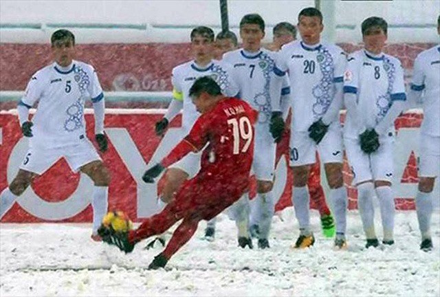 Nguyen Quang Hai (in red) seen in the final with Uzbekistan in the AFC U23 Championship (Photo: mediacdn.vn)