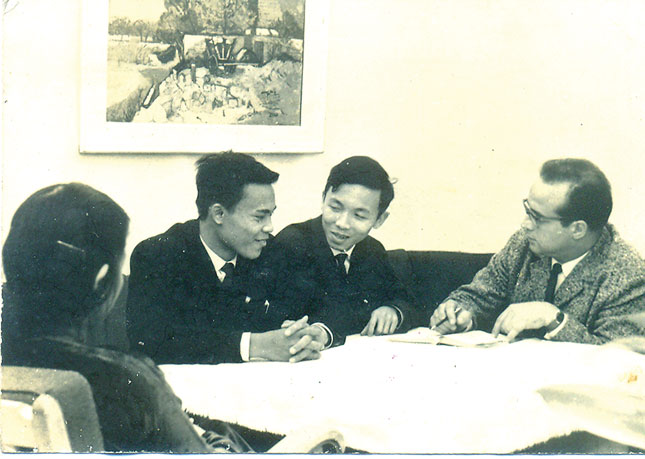 Dũng sĩ Huỳnh Phước A (thứ hai, từ trái sang) với nhà báo Đức. (Ảnh gia đình cung cấp)