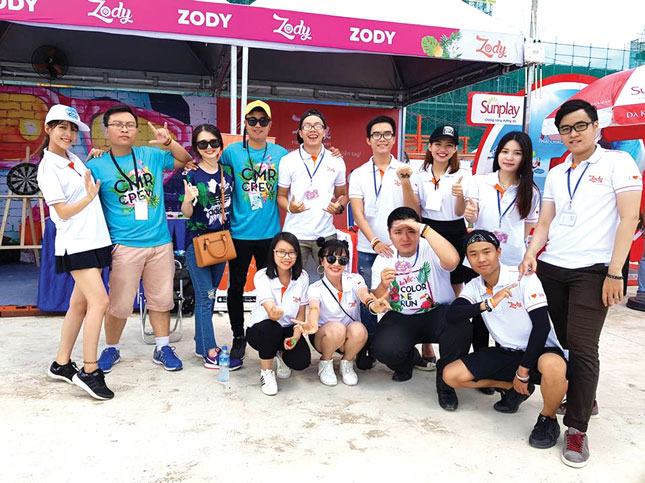 Thống Lê Anh Tuấn (đứng thứ 4, từ phải sang) và các thành viên Zody tổ chức chương trình Zody FOOD5K trong khuôn khổ cuộc thi Marathon quốc tế tại Đà Nẵng vào tháng 8-2017. 