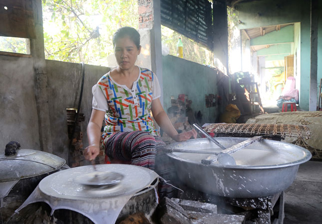 Sau khi được huyện hỗ trợ nghề, con gái bà Túy Phong đã quyết định nối nghiệp bánh tráng của mẹ. (Ảnh trái)