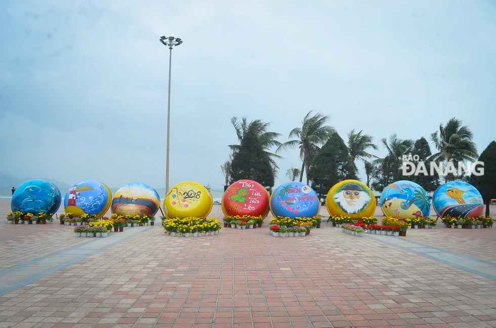 Tại Công viên Biển Đông (quận Sơn Trà), một không gian nghệ thuật nhỏ được dựng lên với 9 chiếc thuyền thúng đầy màu sắc, cùng với những chậu hoa được sắp đặt thành dòng chữ “I LOVE DN” (Tôi yêu Đà Nẵng). Ảnh: XUÂN SƠN