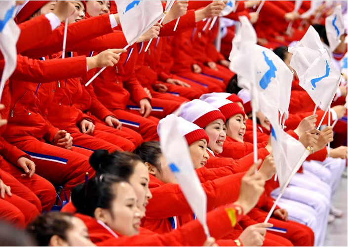 Các cô gái này sẽ vỗ tay, vẫy cờ và hát đồng ca các bài mà Đảng Lao Động Triều Tiên sáng tác.