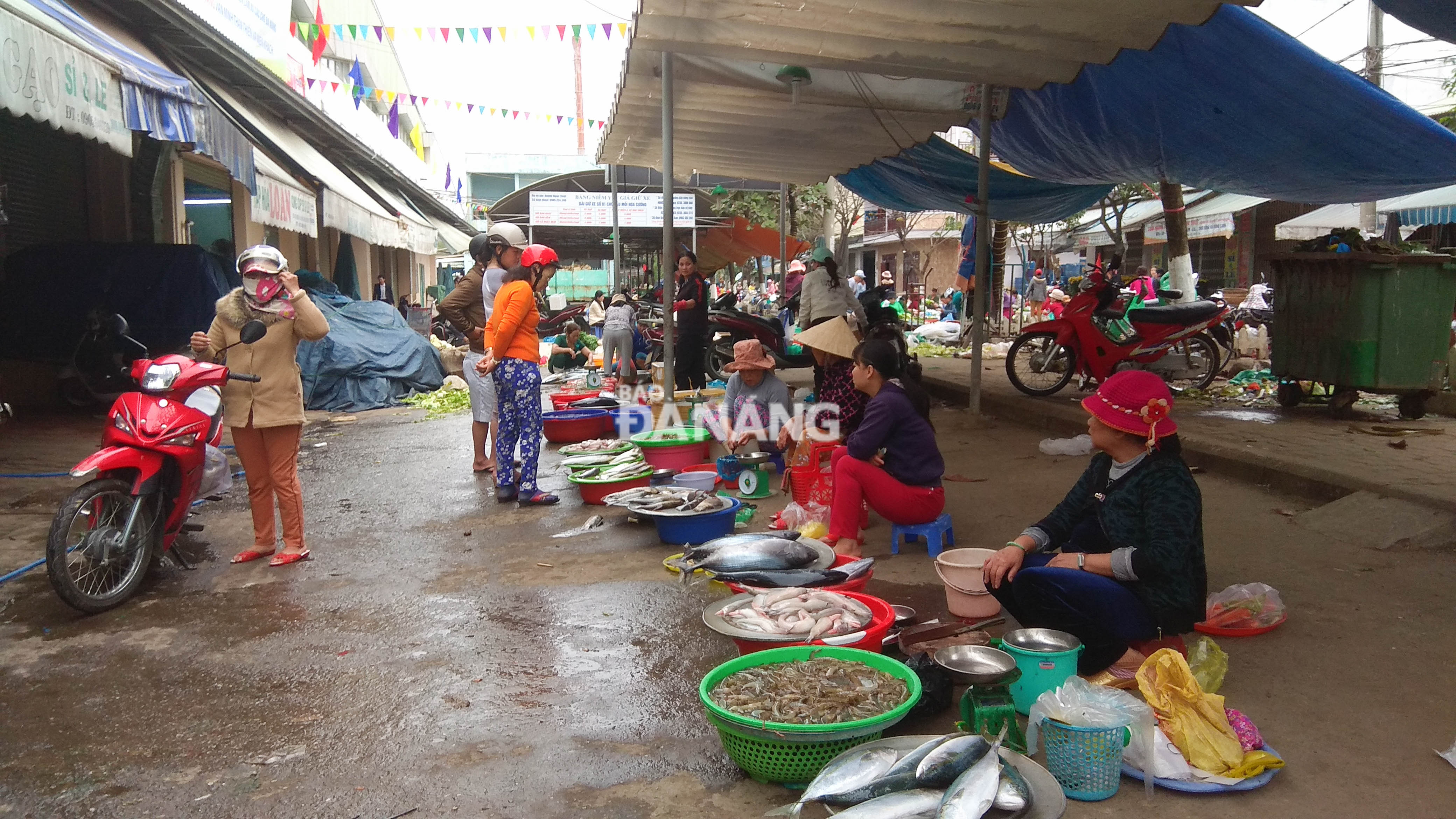 Thủy, hải sản được bán tại chợ đầu mối Hòa Cường trong buổi sáng ngày mùng 3 Tết Nguyên đán Mậu Tuất.