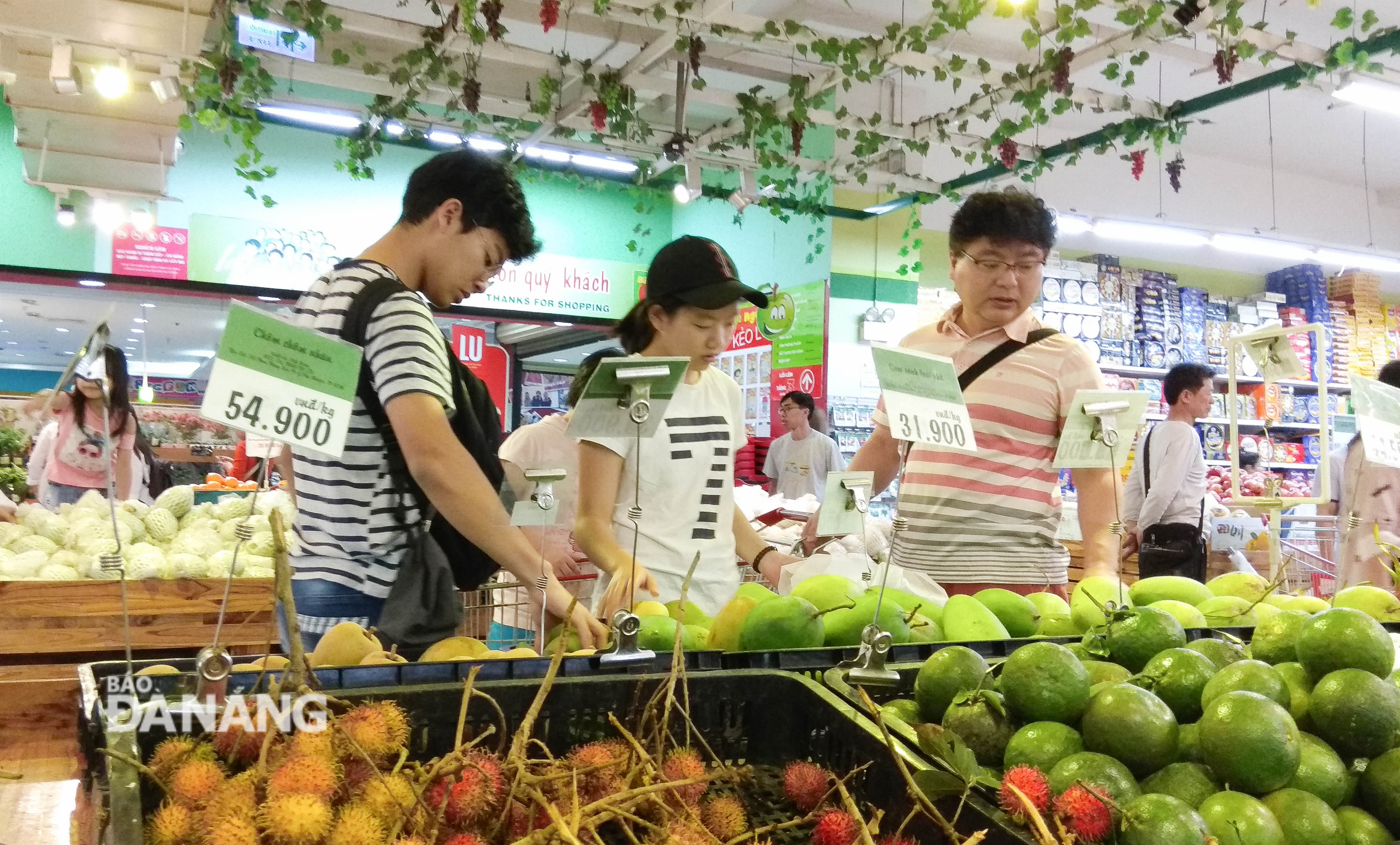 Khách mua sắm tại các siêu thị trong ngày đầu năm đa phần là khách du lịch nước ngoài.