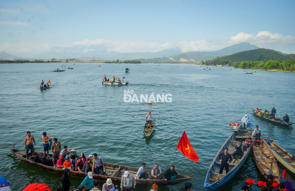 Từ 7 giờ sáng, không khí hai bờ sông Cu Đê đã rất nhộn nhịp, nhiều người dân đánh thuyền ra bờ sông để chờ đợi các đội đua thi đấu.