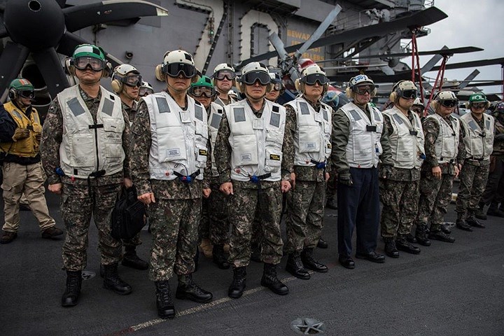Các sĩ quan Hàn Quốc tham quan trên tàu Carl Vinson. Ảnh: Naval Today.