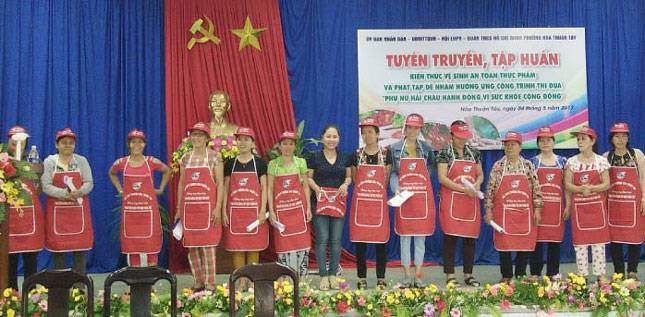 Hội LHPN phường Hòa Thuận Tây trao tạp dề, mũ và phát động bảo đảm an toàn vệ sinh thực phẩm trên địa bàn. 