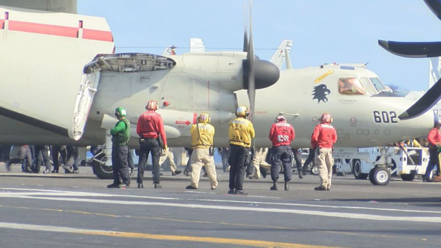 Các thủy thủ cùng hợp tác và thực hiện các nhiệm vụ trên tàu sân bay.