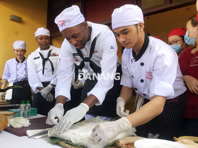 Ở bàn bếp bên cạnh, các đầu bếp đang tập làm cắt mì, nguyên liệu không thể thiểu của món mì Quảng