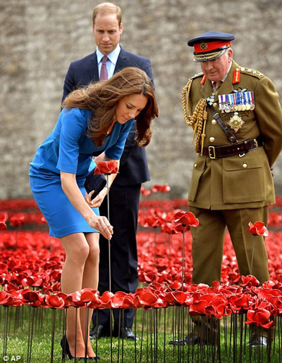 Công nương xứ Cambridge đặt một cành hoa, bên cạnh chồng cô, Prince William, và Lord Dannatt, lãnh đạo Tháp pháo đài London.