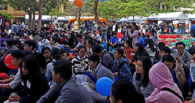 Hàng ngàn học sinh tham gia chương trình tư vấn tuyển sinh
