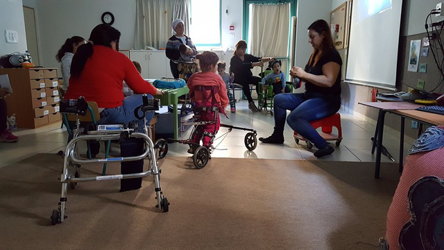 Một lớp học dành cho trẻ khuyết tật nặng. 05 giáo viên chăm sóc và dạy cho 06 em bé bị khuyết tật.