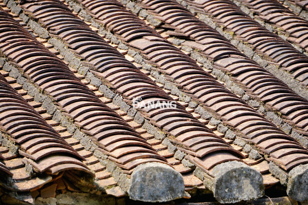 Những phiến ngói âm dương trên những mái nhà cổ là hình ảnh đặc trưng của văn hóa đình làng Việt Nam.