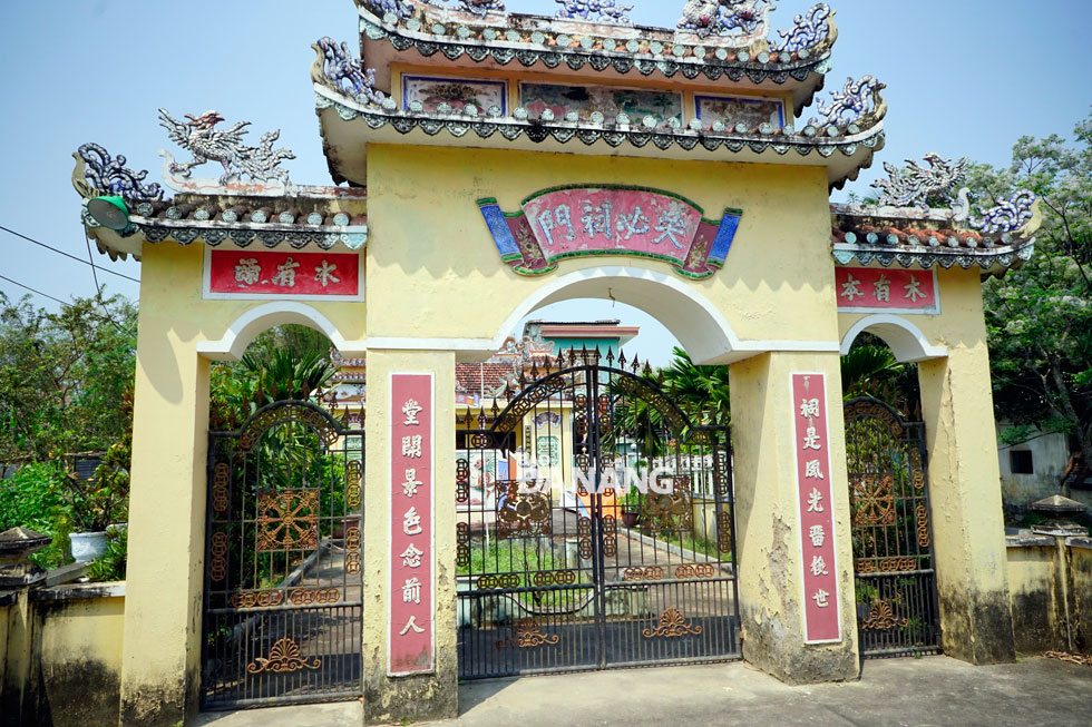Nhà thờ tộc Ngô Tất nằm nép mình trên con đường trung tâm của thôn Phong Nam.