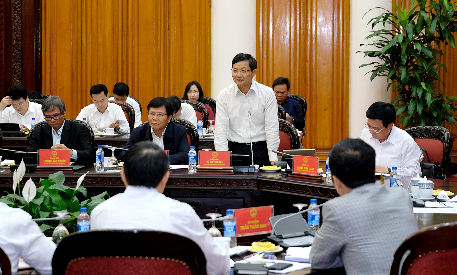 TS. Vũ Viết Ngoạn, Tổ trưởng Tổ tư vấn kinh tế của Thủ tướng trình bày báo cáo tại buổi làm việc, Ảnh: VGP/Quang Hiếu