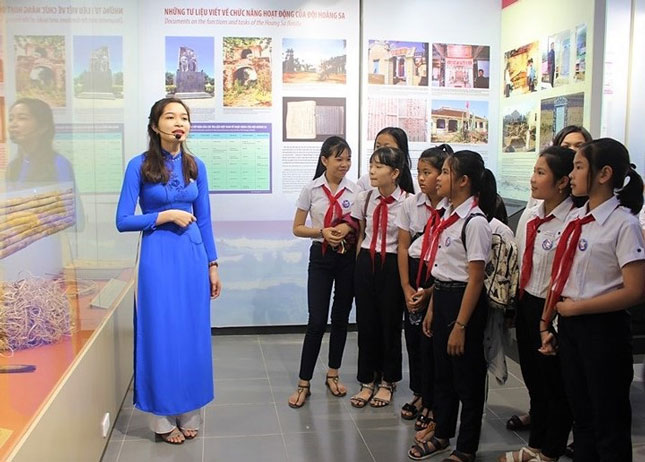 Học sinh đến tham quan Nhà trưng bày Hoàng Sa để hiểu thêm về quần đảo Hoàng Sa của Việt Nam. Ảnh: LAM PHƯƠNG