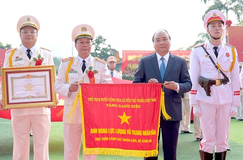 Thủ tướng Nguyễn Xuân Phúc trao danh hiệu Anh hùng lực lượng vũ trang nhân dân thời kỳ kháng chiến chống Mỹ, cứu nước cho Học viện CSND - Ảnh: VGP