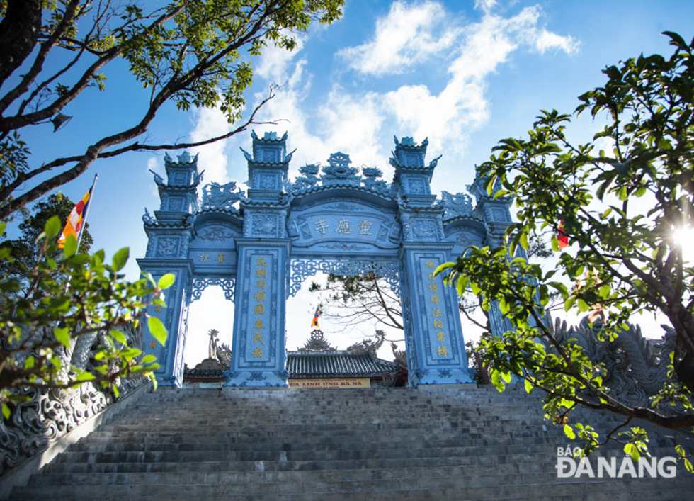 Cách trung tâm thành phố khoảng 30km về phía Tây, chùa Linh Ứng Bà Nà nằm trên đỉnh núi Bà Nà, thuộc Khu du lịch sinh thái Bà Nà-Suối Mơ (thôn An Lợi, xã Hòa Ninh, huyện Hòa Vang).