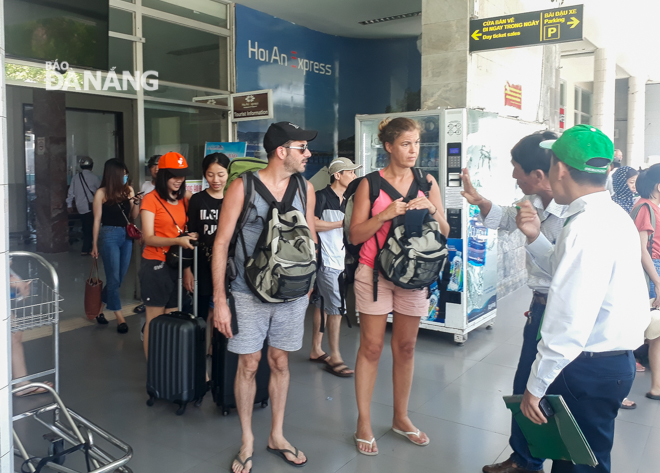 Khách du lịch nước ngoài đến Đà Nẵng theo tuyến TP. Hồ Chí Minh - Đà Nẵng. Ảnh: HOÀNG VINH
