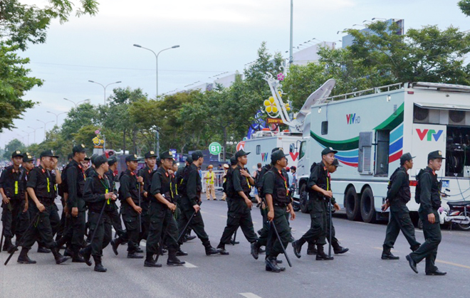 Cảnh sát cơ động triển khai lực lượng bảo đảm an ninh tại các khán đài. ảnh NGỌC PHU (1)