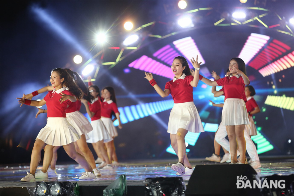 Quận đoàn Hải Châu với màn nhảy flashmob cực kỳ sôi động và trẻ trung.