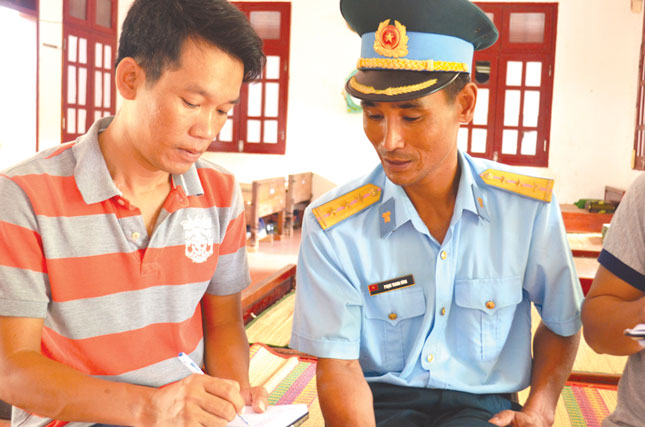 Phóng viên Ngọc Phú phỏng vấn cán bộ trạm radar bảo vệ vùng biển Trường Sa. Ảnh: P.V