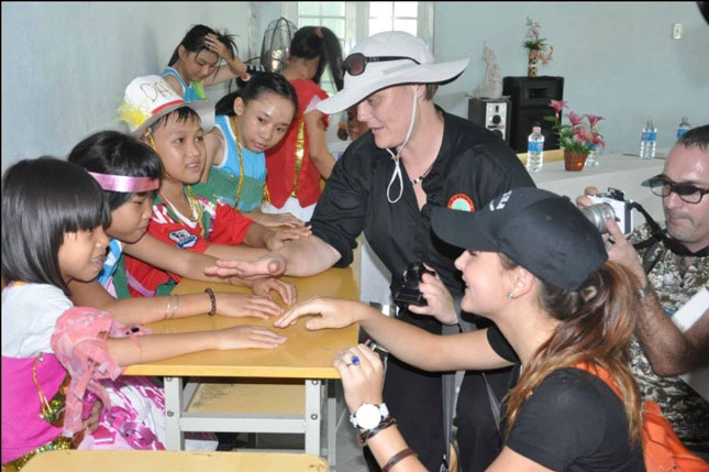 Người nước ngoài giao lưu với trẻ em là nạn nhân da cam tại Đà Nẵng.