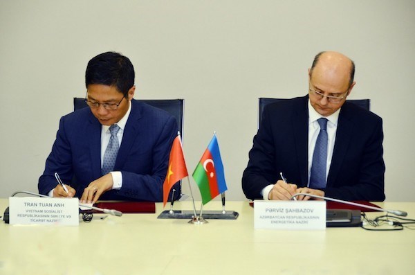 Minister of Industry and Trade Tran Tuan Anh (L) and Azerbaijani Energy Minister Parviz Shahbazov at the meeting