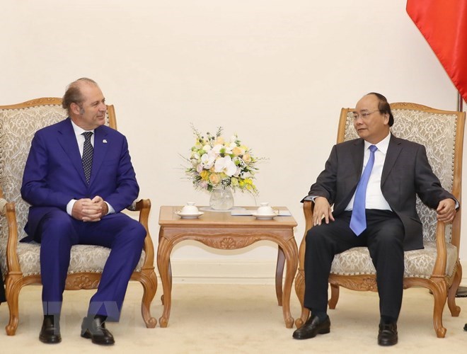 Prime Minister Nguyen Xuan Phuc (R) and Philippe Donnet, Director General of the Italian life insurance group Generali 