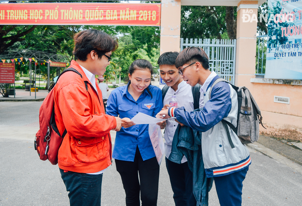 Các thí sinh tại hội đồng thi THPT Nguyễn Trãi hào hứng trao đổi kết quả sau bài thi môn Ngữ Văn. Ảnh: XUÂN SƠN