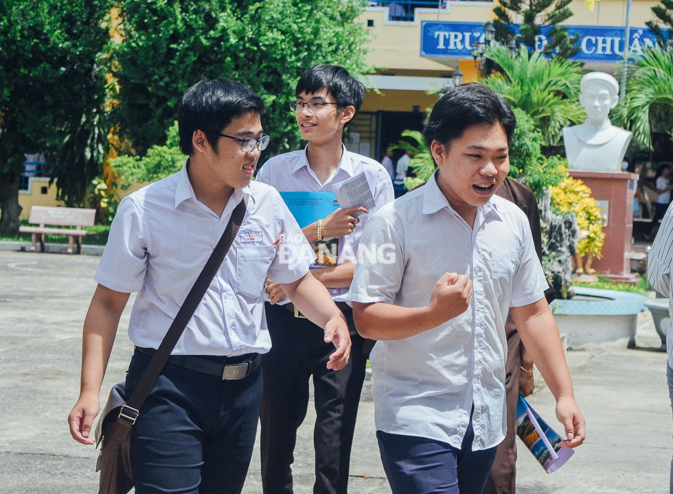 Các thí sinh tại hội đồng thi THPT Nguyễn Thượng Hiền phấn khởi sau khi hoàn thành kỳ thi THPT quốc gia. Ảnh: XUÂN SƠN