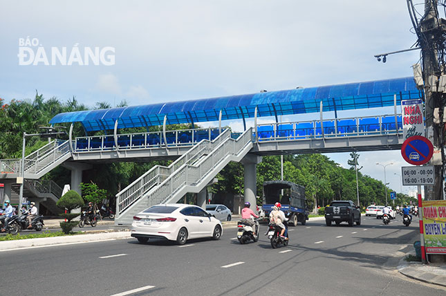 Lối dẫn lên cầu đi bộ giữa dải phân cách đường Nguyễn Tri Phương là của dự án xe buýt nhanh.