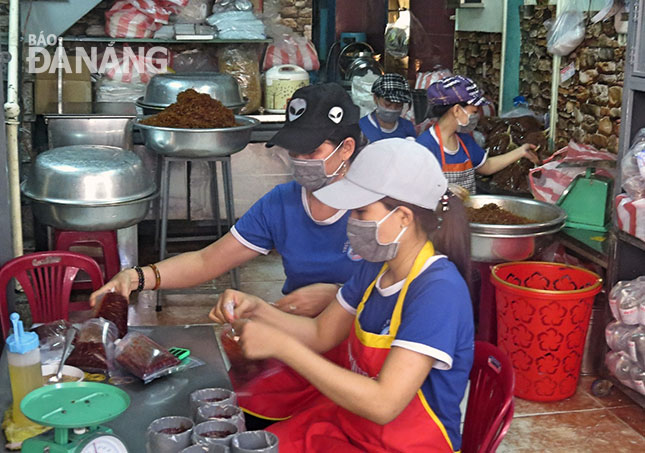 Hoạt động sản xuất và kinh doanh các loại cá rim, mực rim, khô gà lá chanh, tương ớt giúp nhiều phụ nữ phát triển kinh tế và giải quyết lao động tại địa phương.