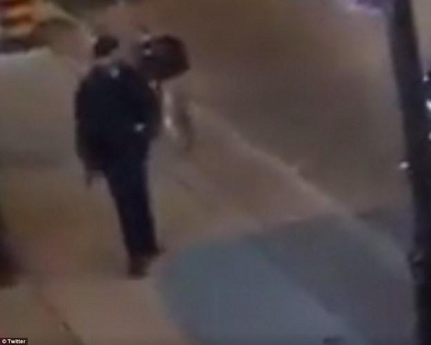 Hình ảnh từ camera an ninh cho thấy nghi phạm xả súng mặc áo màu đen, đang đi bộ trên đường phố Toronto. Ảnh: Twitter.