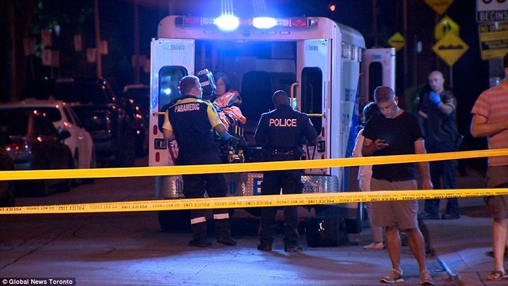 Cảnh sát đang đưa các nạn nhân lên xe cứu thương. Ảnh: Global News Toronto.