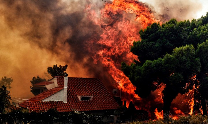 Đây là vụ cháy được đánh giá là nghiêm trọng nhất tại Hy Lạp trong hơn một thập kỷ. Theo người phát ngôn chính phủ Dimitris Tzanakopoulos, phần lớn số nạn nhân chết khi đang ở trong nhà hoặc trên ô tô tại Mati, khu resort cách thủ đô Athens 29km về phía đông bắc do đám cháy lan quá nhanh. Ảnh: AFP 