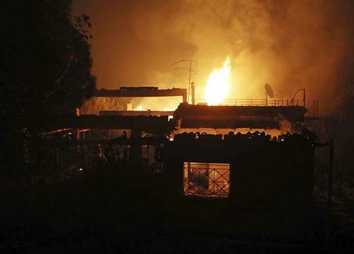 Nhiều ngôi nhà trong thị trấn đều hóa thành tro bụi trong đám cháy kinh hoàng nhất tại Hy Lạp trong hơn một thập kỷ. Ảnh: AP 