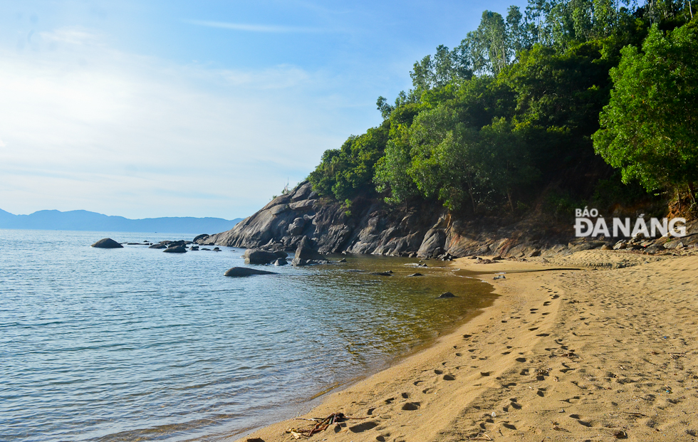 Du khách có thể dạo bước trên những lớp cát mịn hay đắm mình vào làn nước biển trong xanh.