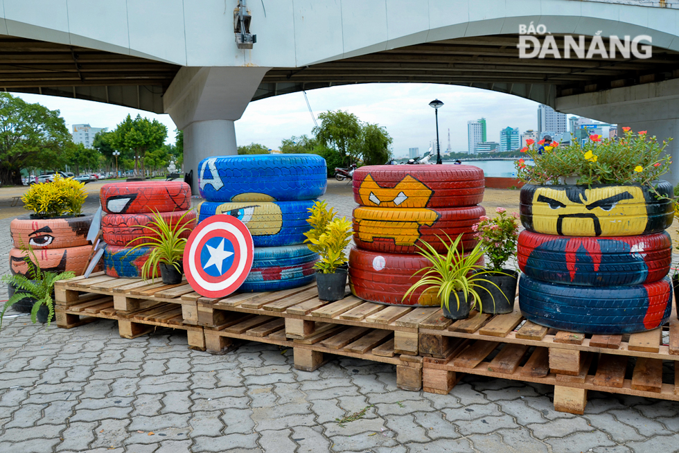 Những nhân vật siêu anh hùng nổi tiếng của hãng Marvel như Spider-men, Iron Man, Captain America hay Dr. Strange cũng được tái hiện trên những chiếc lốp cũ. 