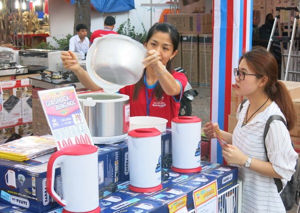 Người dân đến mua sắm tại Hội chợ kích cầu mua sắm hàng Việt tỉnh Bình Dương năm 2018. (Ảnh: Hải Âu/TTXVN)