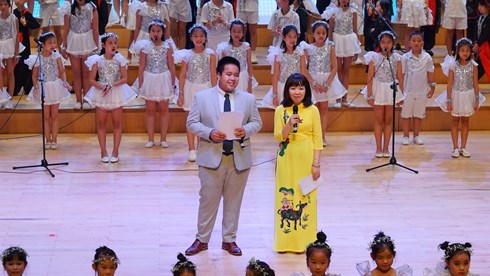 Thần đồng Đỗ Nhật Nam chỉ huy dàn hợp xướng trong đêm nhạc từ thiện